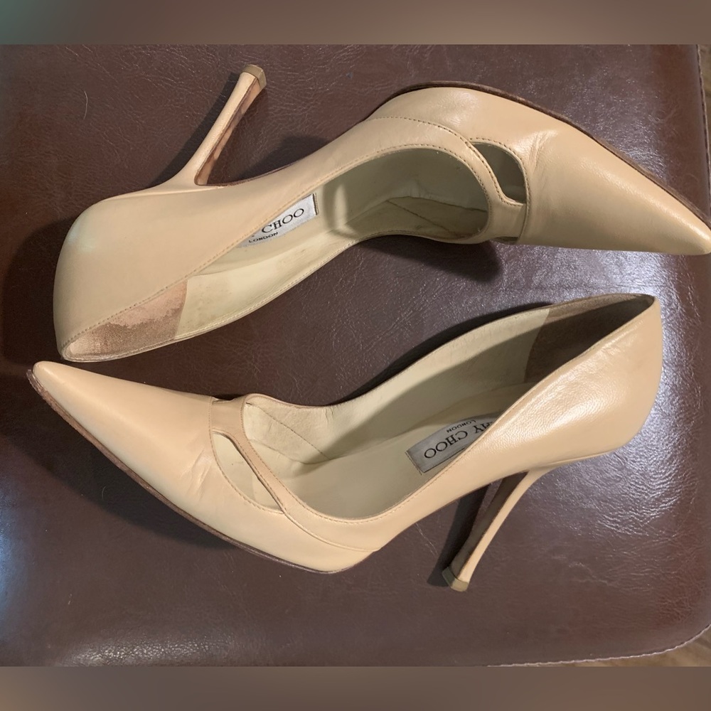 EU sz 39.5 Jimmy Choo Nude Patent Leather Pointy Toe Heels with Cut Out Detail